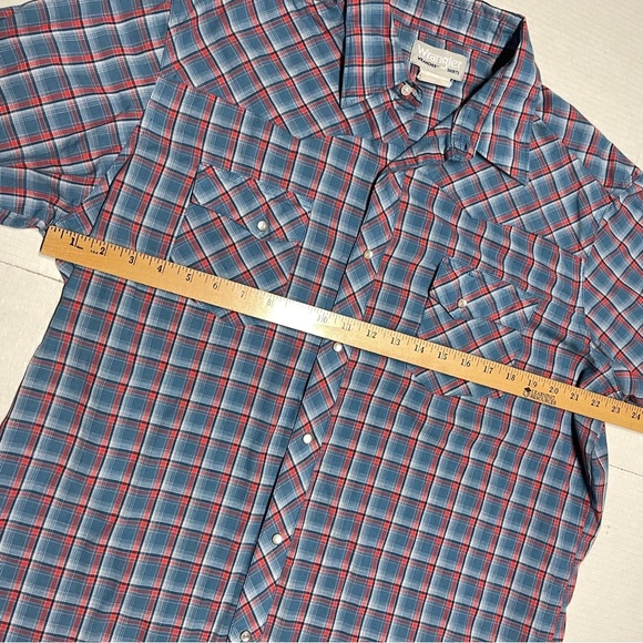 Wrangler Pearl Snap Men's Blue and Red Plaid Button Down Shirt - Picture 6 of 9